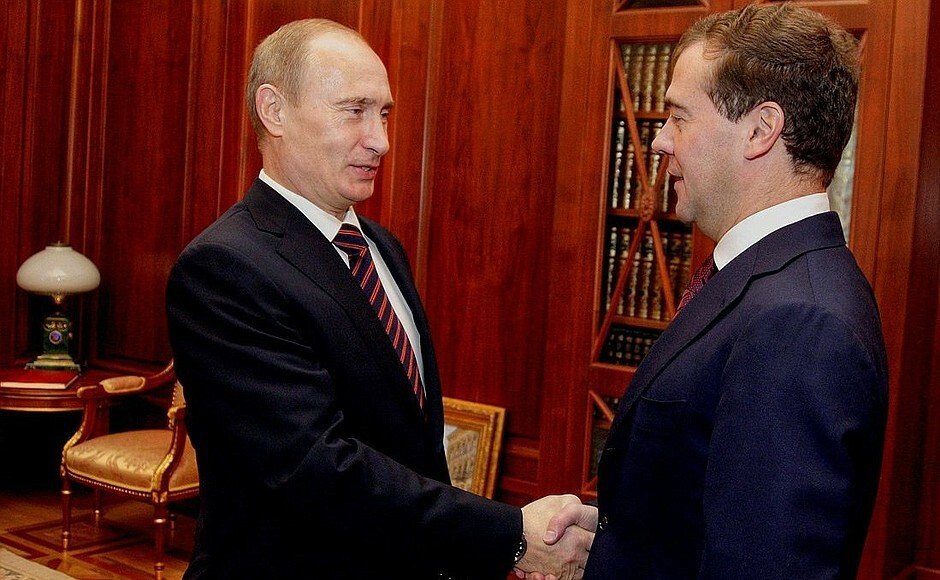 Dmitrij Medveděv se svým premiérem Putinem (2009)