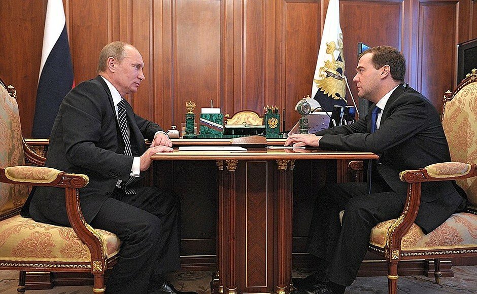 Dmitrij Medveděv a Vladimir Putin (2012).