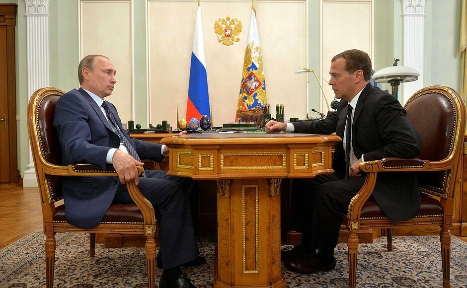Dmitrij Medveděv a Vladimir Putin (2015).