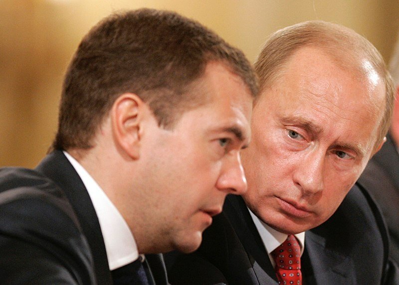 Dmitrij Medveděv a Vladimir Putin (17. 7. 2012)