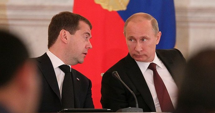 Zatčení Putina by bylo vyhlášením války, hřímá Medveděv. A hrozí zničením německého parlamentu