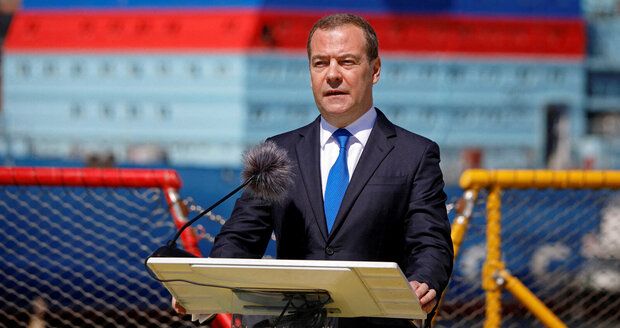 Cosa c'è dietro l'esplosione di rabbia di Medvedev?  Vogliono disperatamente rimanere rilevanti, dicono gli esperti
