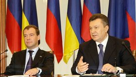 Prezidenti Dmitrij Medveděv a Viktor Janukovyč prodloužili dohodu o pronájmu Krymu pro Černomořskou flotilu (21. 4. 2010).