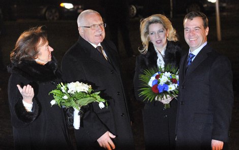 Medveděva a jeho manželku přivítal Václav Klaus s chotí.