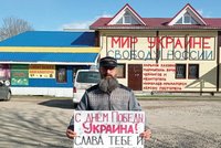K čertu s mobilizací! Rus popsal svůj krámek protiválečnými nápisy, hrozí mu vězení