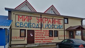 Protiválečné ruské nápisy na obchodě Dmitrije Skurikhina
