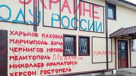 Protiválečné ruské nápisy na obchodě Dmitrije Skurikhina