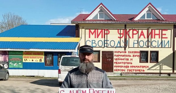 K čertu s mobilizací! Rus popsal svůj krámek protiválečnými nápisy, hrozí mu vězení