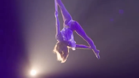 Akrobatrický pár při cirkusovém vystoupení na laně