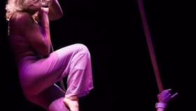 Akrobatrický pár při cirkusovém vystoupení na laně