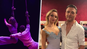 Akrobatrický pár při cirkusovém vystoupení na laně