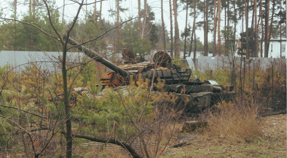 Rusové střílejí do vlastních řad. Tank během přepadení u Dmytrivky vypálil na obrněné vozidlo soudruhů.