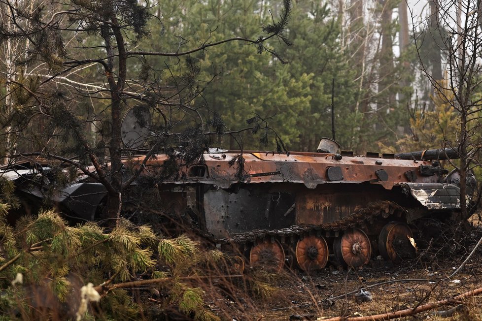 Ukrajinská armáda zničila ruské tanky u Dmytrivky nedaleko Kyjeva.