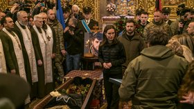 Pohřeb ukrajinského obránce Dmytra Kocjubajla: Ukrajinský prezident Volodymyr Zelenskyj a finská premiérka Sanna Marinová (10.3.2023)