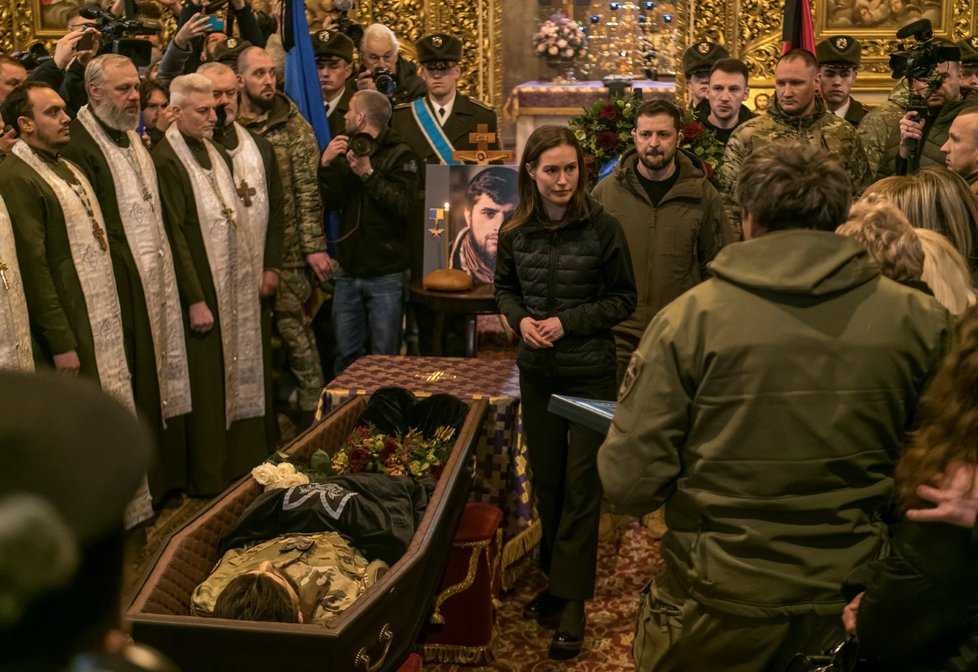 Pohřeb ukrajinského obránce Dmytra Kocjubajla: Ukrajinský prezident Volodymyr Zelenskyj a finská premiérka Sanna Marinová (10. 3. 2023)