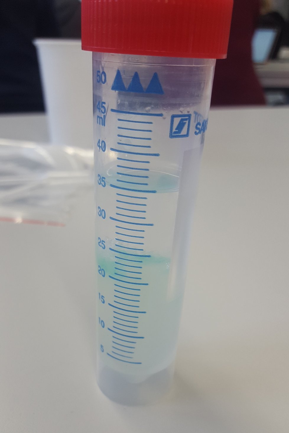 Lidská DNA (modrá místa) získaná ze slin