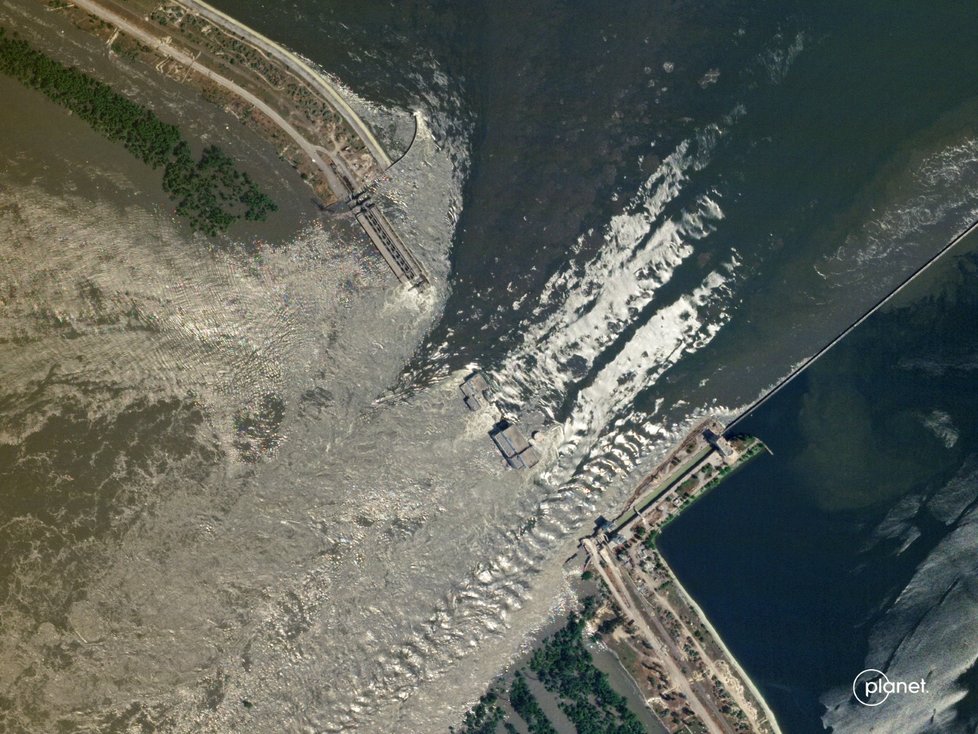 Satelitní snímek Novokachovské přehrady z 6. června 2023.