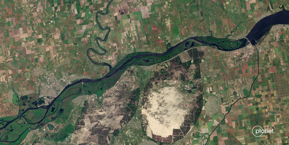 Dněpr pod Novokachovskou přehradou na družicové fotografii z 5. června 2023