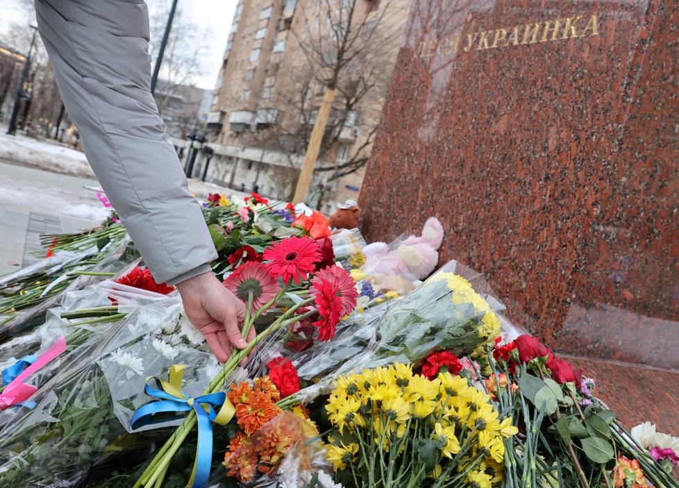 U moskevského pomníku spisovatelky Lesji Ukrajinky se připomínají zabití v Dnipru (21. 1. 2023).