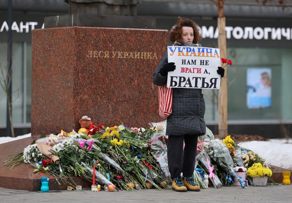 &#34;Ukrajina - Jste naši bratři, ne nepřátelé.&#34; Tichý protest v Moskvě (21. 1. 2023).