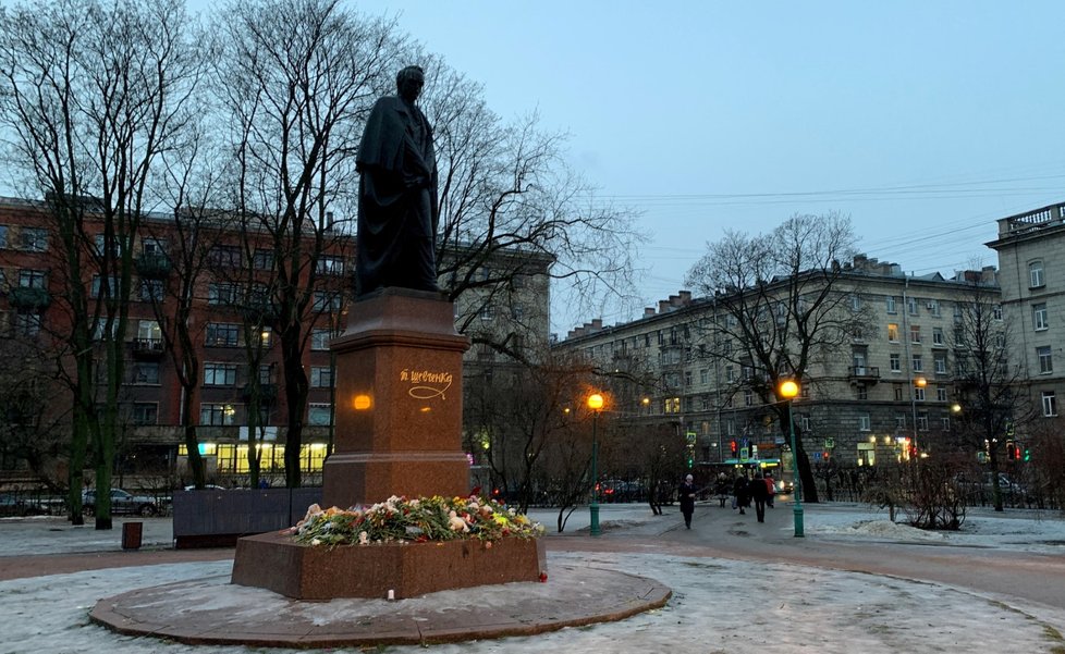 U sochy Tarase Ševčenka v Petrohradě se připomíná úder na Dnipro (20. 1. 2023).