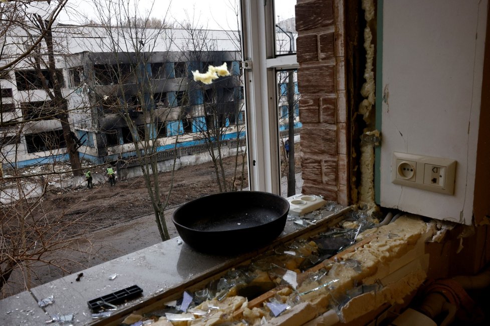Dnipro: Zdemolovaný byt, v pozadí zasažená porodnice (29. 12. 2023).