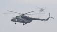 Vrtulníky Mi-8 (vpředu) a Mi-24 při ukázce přepadení objektu a osvobození rukojmích.