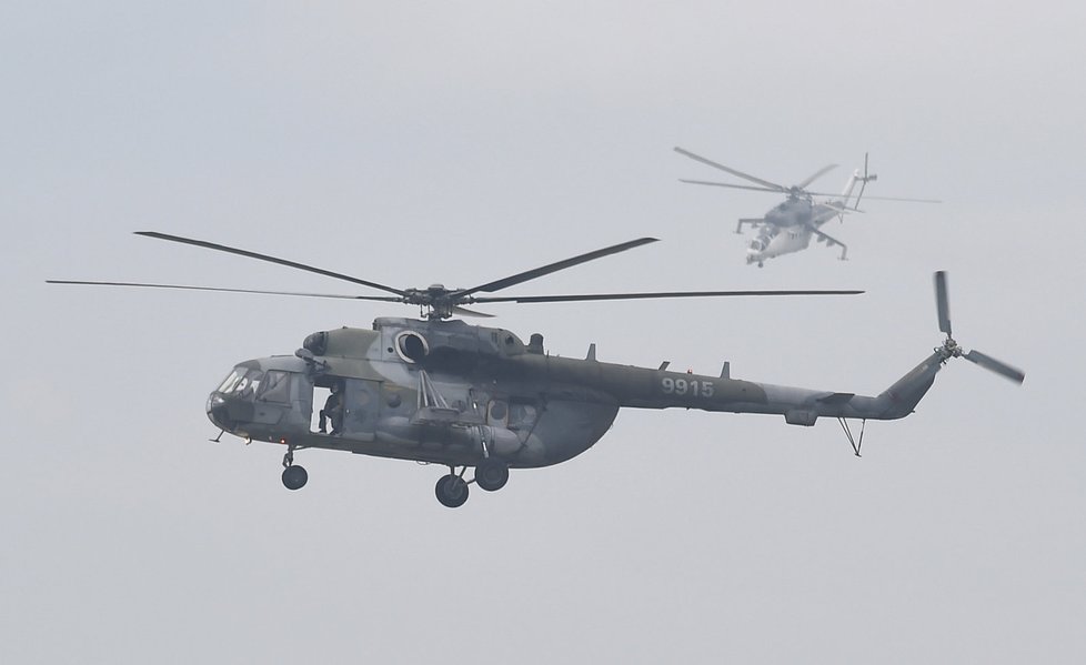 Vrtulníky Mi-8 (vpředu) a Mi-24 při ukázce přepadení objektu a osvobození rukojmích.