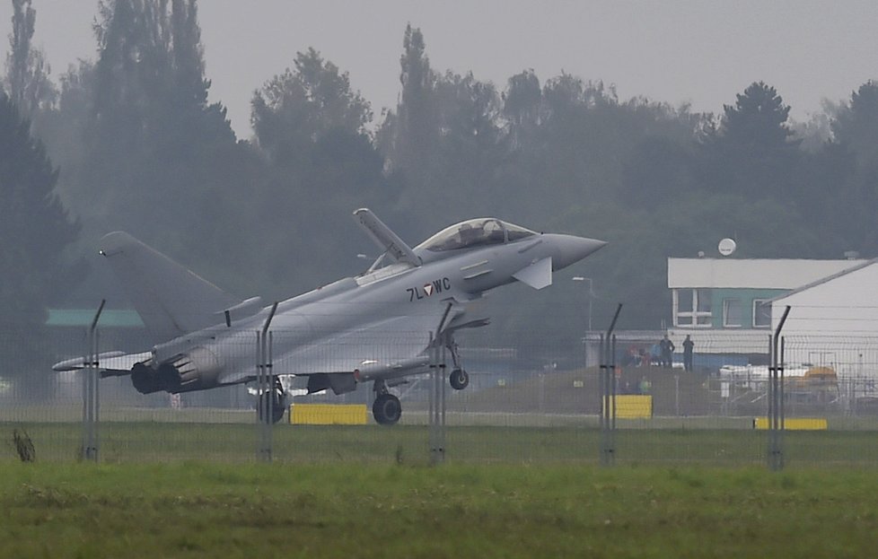 Eurofighter Typhoon z Rakouska při přistání.