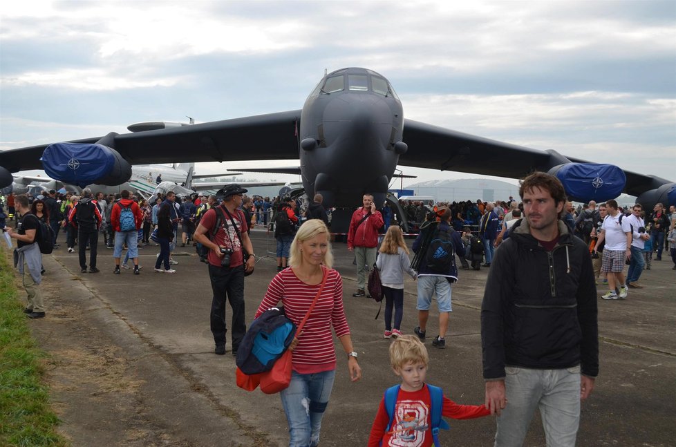 Osmimotorový bombardér B-52 Stratofortress, může nést jaderné bomby.