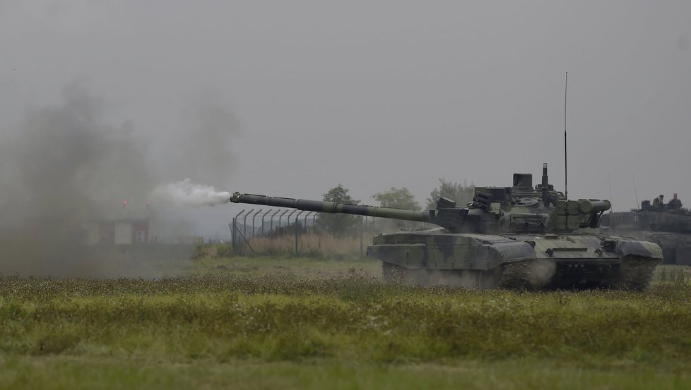 Slavnostní výstřel z tanku T72 M4 Armády ČR při zahájení akce.