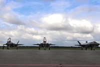 Dny NATO a Dny Vzdušných sil Armády ČR: Show stíhačů F-35A versus F-16. A na zemi HIMARS