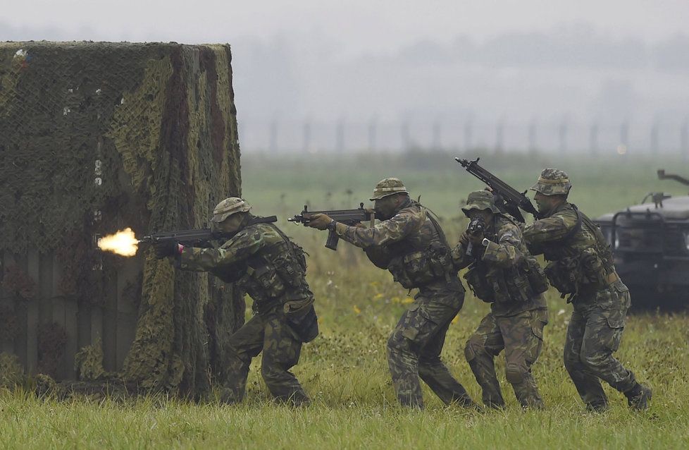 Dny NATO v Mošnově u Ostravy: Ukázka přepadení objektu a osvobození rukojmích