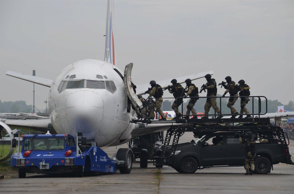 Dny NATO v Mošnově u Ostravy: Zásah u letadla uneseného teroristy. Společná akce českých policistů a jordánského ženské komando