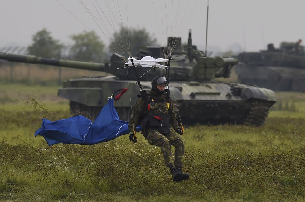 Dny NATO v Mošnově u Ostravy: zahajovací seskok