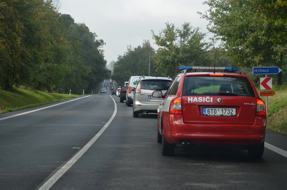 Letiště lidé zaplnili během prvních hodin. Příjezd na letiště ve frontách trval více, než dvě hodiny.