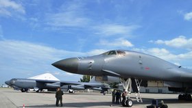 Nejobávanější americké bombardéry B-1B Lancer a v pozadí B-52 přistály na Letišti Leoše Janáčka v Ostravě.