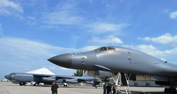 Přípravy na Dny NATO v Ostravě vrcholí: Přiletěly slavné americké bombardéry