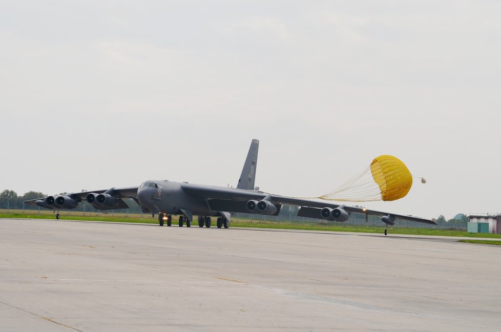 Obří bombardér B-52, který dokáže unést 32 tun munice a který může mít na své palubě i jaderné zbraně, přistál na letišti Leoše Janáčka v Ostravě.