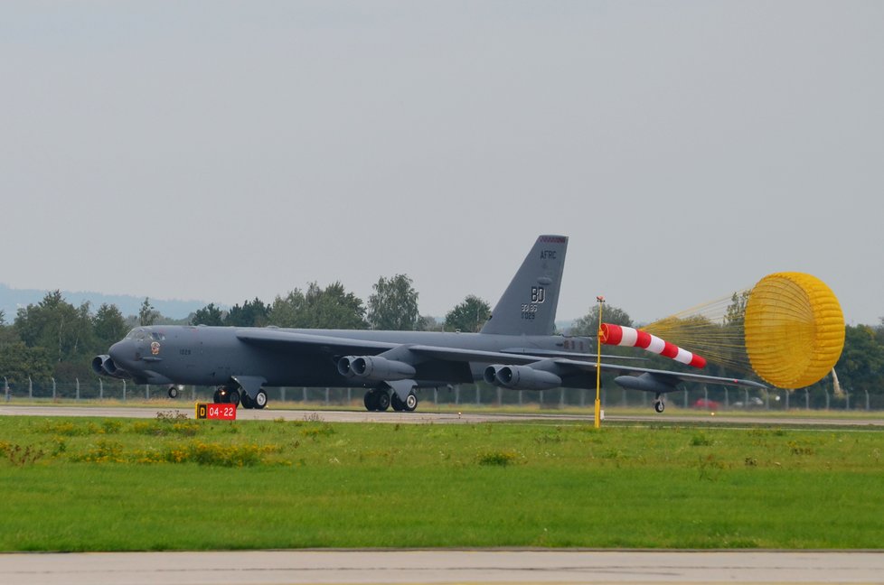 Obří bombardér B-52, který dokáže unést 32 tun munice a který může mít na své palubě i jaderné zbraně, přistál na Letišti Leoše Janáčka v Ostravě.