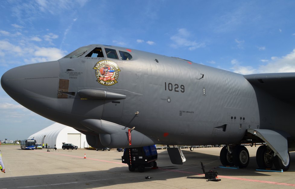 Obří bombardér B-52, který dokáže unést 32 tun munice a který může mít na své palubě i jaderné zbraně, přistál na Letišti Leoše Janáčka v Ostravě.