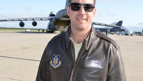 S C5M Super Galaxy hladce přistál při přímém letu z USA kapitán David Fink.