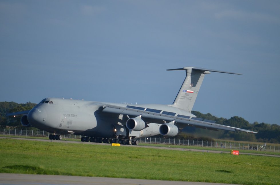 Jako poslední ze tří amerických obrů přistál na mošnovském letišti letoun C-5M Super Galaxy.