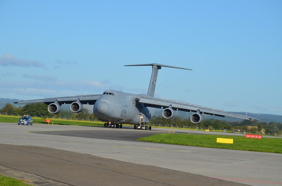 Jako poslední ze tří amerických obrů přistál na mošnovském letišti letoun C-5M Super Galaxy.