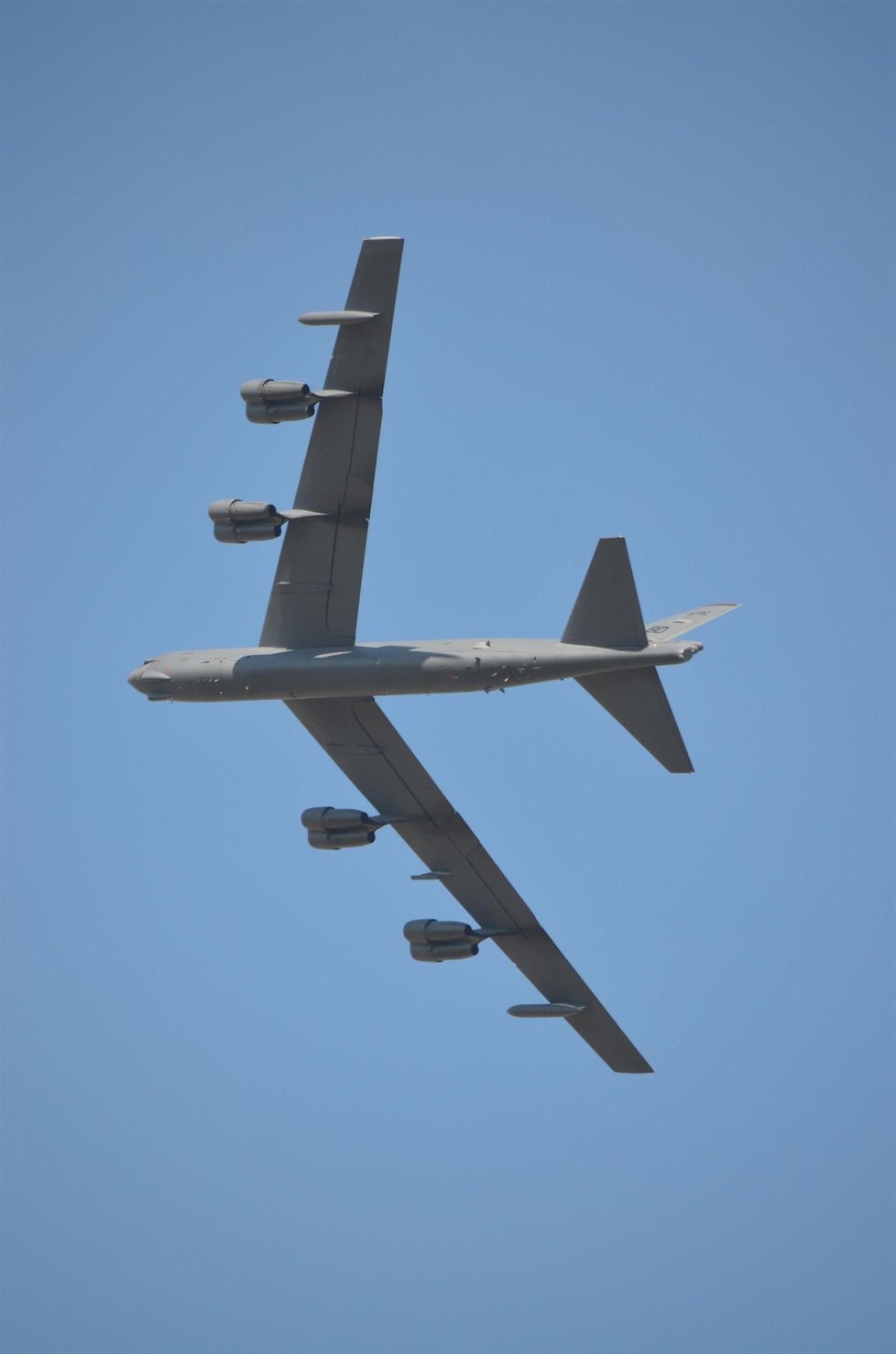 B-52 se nad mošnovským letištěm proletěl po třech letech. V oknech měl po příletu vlajky USA a ČR.