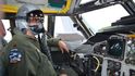 Pilot Colby Platner v kokpitu B-52.