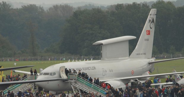 Dny NATO v září 2017 pokazilo deštivé počasí, rušila se vystoupení leteckých akrobatů.