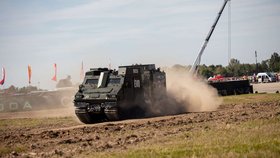 Dny NATO: Mobilní pásové vozidlo švédské společnosti BAE Systems určené ozbrojeným silám k transportu materiálu v oblasti Arktidy (19. 9. 2026).
