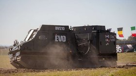 Dny NATO: Mobilní pásové vozidlo švédské společnosti BAE Systems určené ozbrojeným silám k transportu materiálu v oblasti Arktidy (19. 9. 2026).