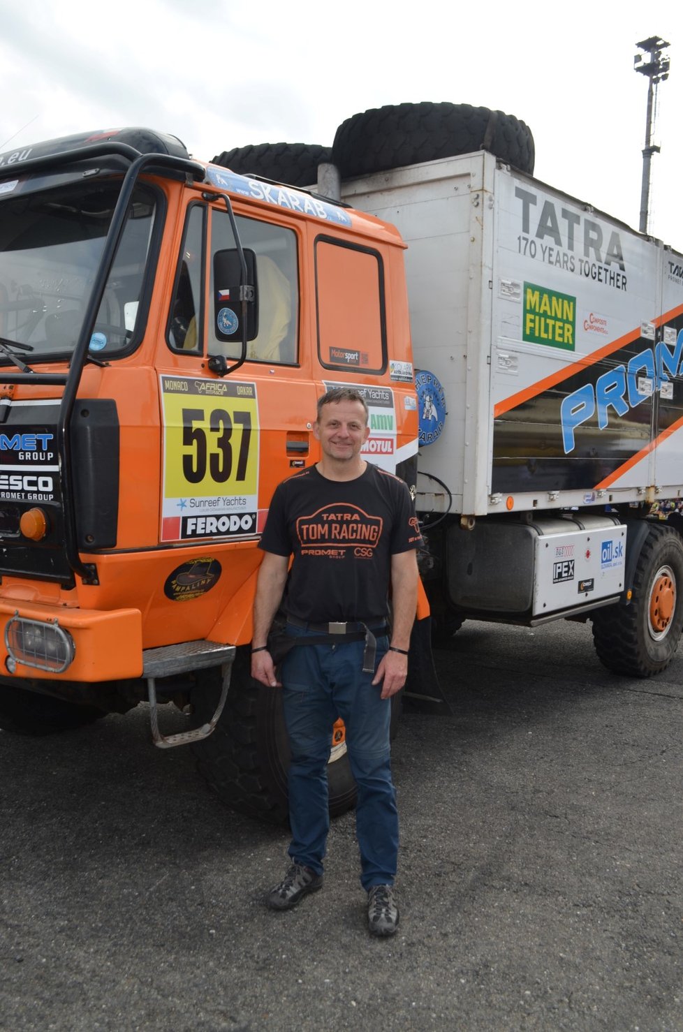 Tatrovácký matador a vítěz Rallye Dakar Tomáš Tomeček ochotně ukázal své speciální vozy.